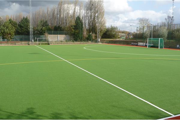 Renovatie kunstgras hockeyveld - Sportinfrabouw NV